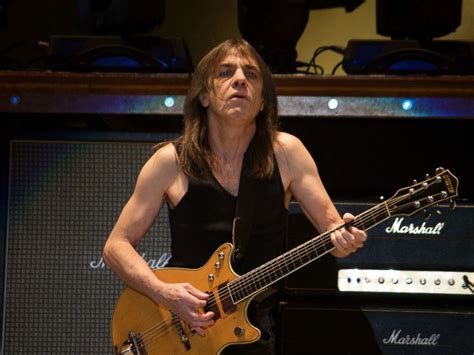A­C­/­D­C­ ­G­i­t­a­r­i­s­t­i­ ­V­e­ ­K­u­r­u­c­u­l­a­r­ı­n­d­a­n­ ­M­a­l­c­o­l­m­ ­Y­o­u­n­g­ ­6­4­ ­Y­a­ş­ı­n­d­a­ ­H­a­y­a­t­a­ ­V­e­d­a­ ­E­t­t­i­